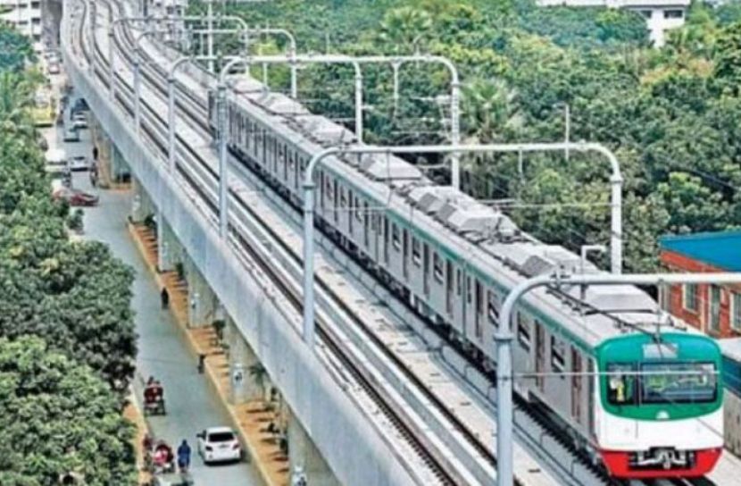 মেট্রোরেলের  যন্ত্রাংশ পড়ে পথচারী নিহত