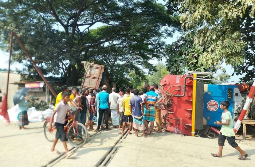 চট্টগ্রামে চালবোঝাই ট্রাকে ট্রেনের ধাক্কা: সিকিউরিটি গার্ড নিহত, তদন্ত কমিটি গঠন