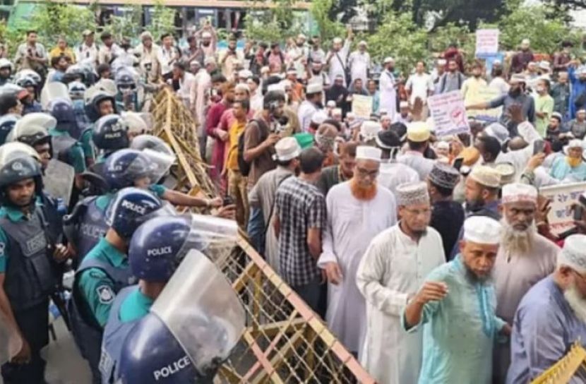 দাবি আদায়ে রাস্তায় ইবতেদায়ি শিক্ষক,দমন অভিযােগে পুলিশের জলকামান ও সাউন্ড গ্রেনেড