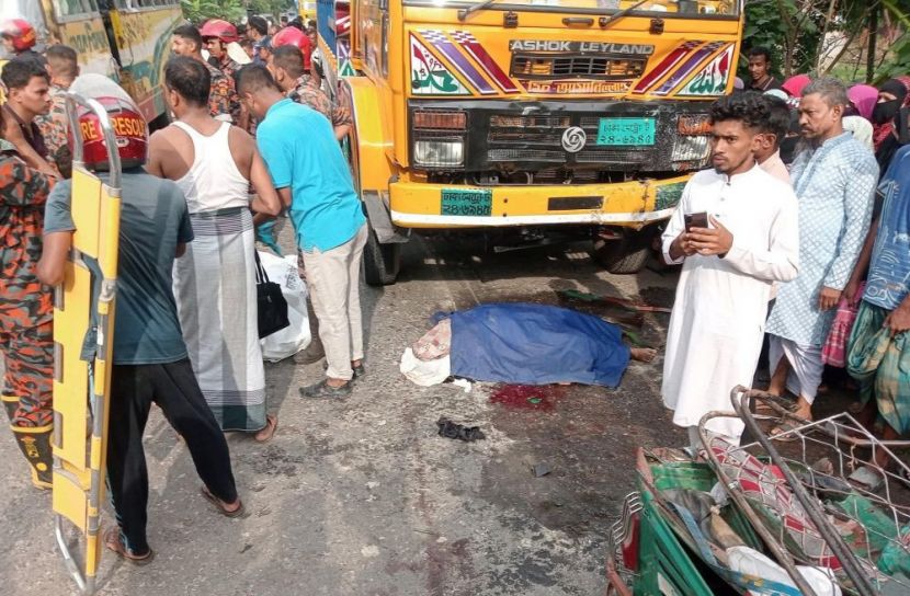 নোয়াখালীতে ট্রাক চাপায় নিহত ৬