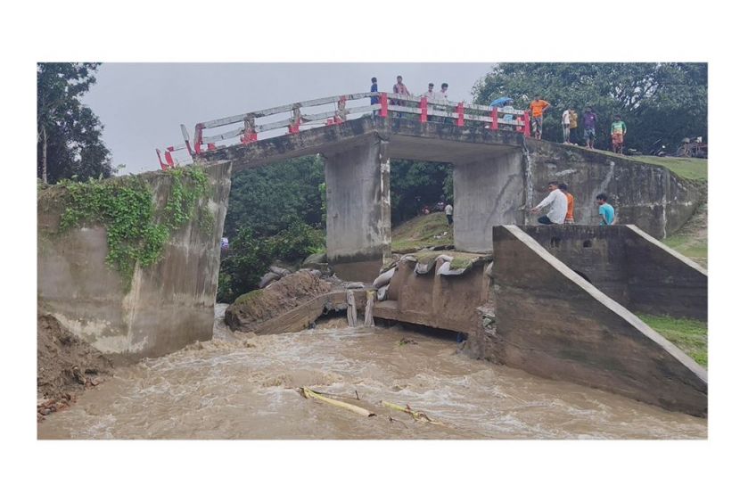 বৃষ্টি না দূর্নীতির তোড়ে ভেঙ্গে গেল  ব্রীজ ?