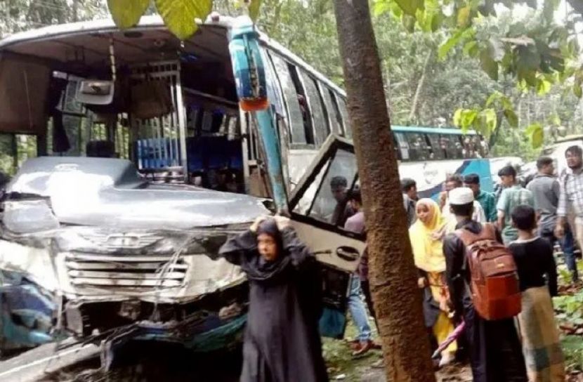 বাস-মাইক্রোবাস সংঘর্ষে প্রাণ গেল একই পরিবারের ৫ জনের