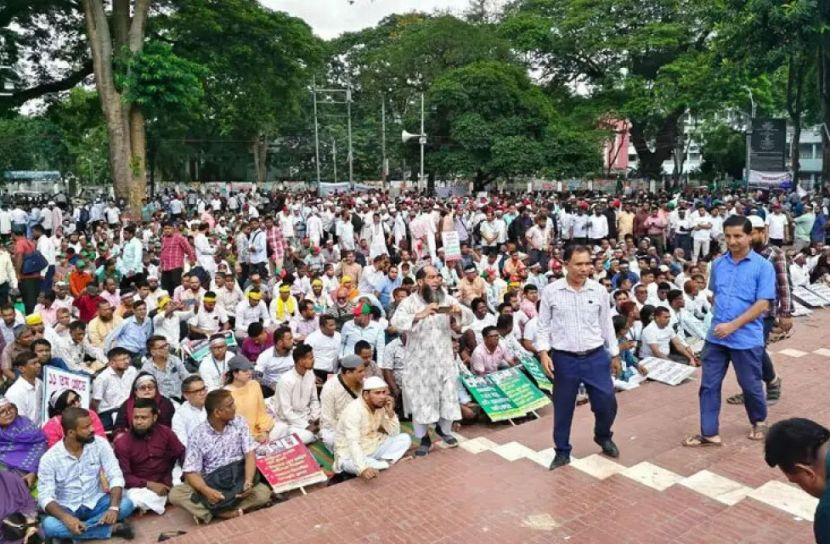 আবারো ৩ দাবিতে শহীদ মিনারে প্রাথমিকের শিক্ষকরা