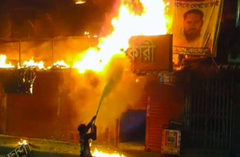 গভীর রাতে পুরান ঢাকার বংশালে আগুন