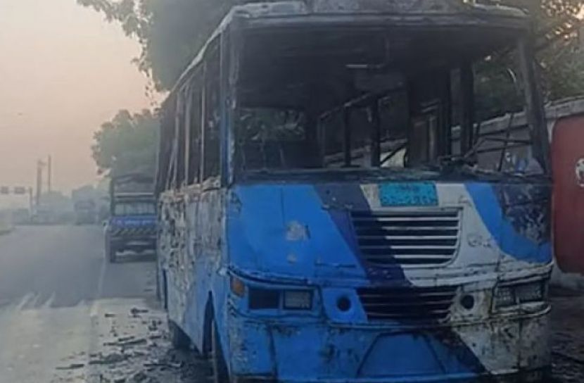 নারায়ণগঞ্জে পার্ক করা মিনিবাসে আগুন