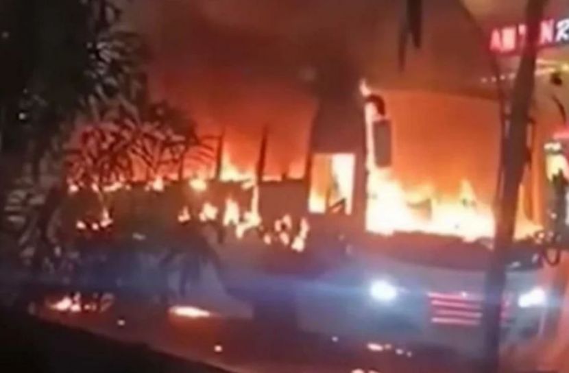 রাজধানীতে ৩ বাসে অগ্নিসংযোগ, হাতবোমা বিস্ফোরণ