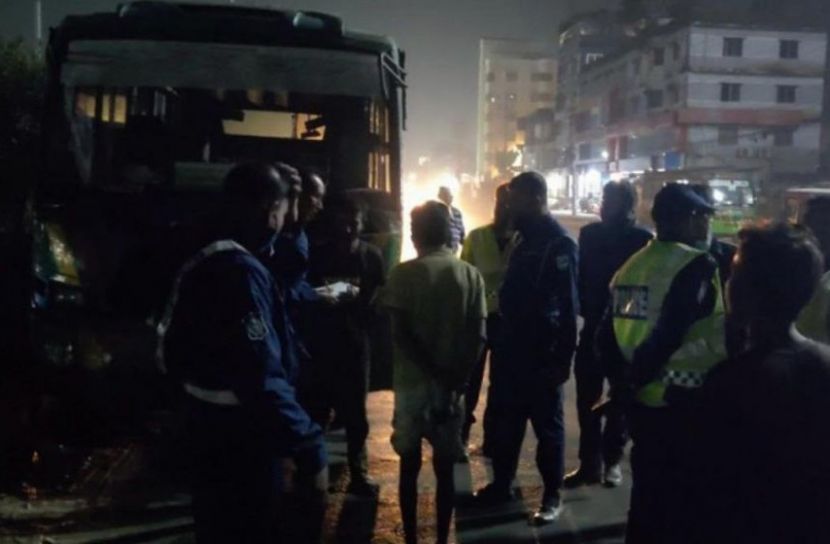 নারায়ণগঞ্জে গভীর রাতে বাসে আগুন