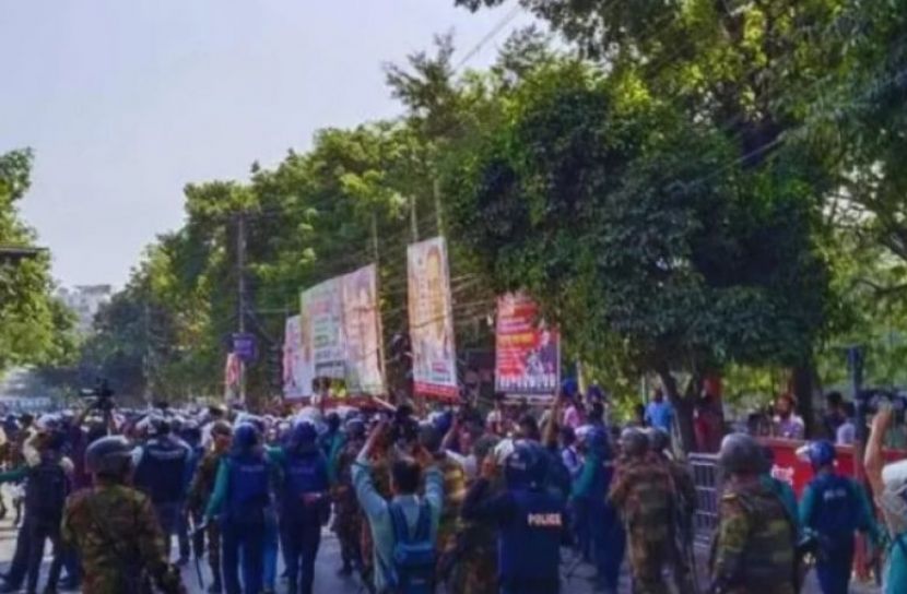 ধানমন্ডি ৩২-এ ছাত্র-জনতার সঙ্গে পুলিশের সংঘর্ষ