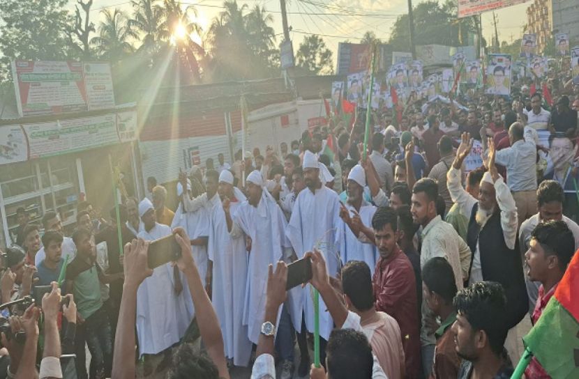 নোয়াখালী–৫ আসনে বিএনপির প্রার্থী পরিবর্তনের দাবিতে কাফনের কাপড় পরে বিক্ষোভ
