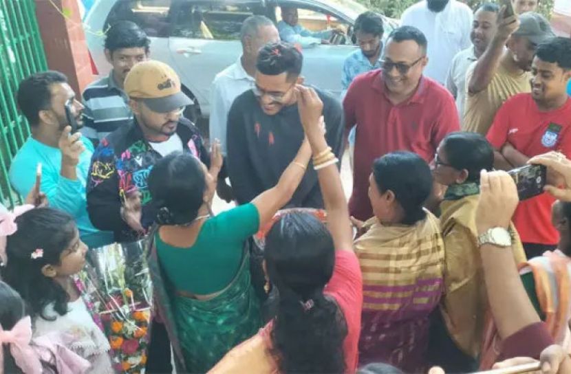 ভারতকে হারিয়ে গ্রামের বাড়িতে জাতীয় দলের ফুটবলার শমিত