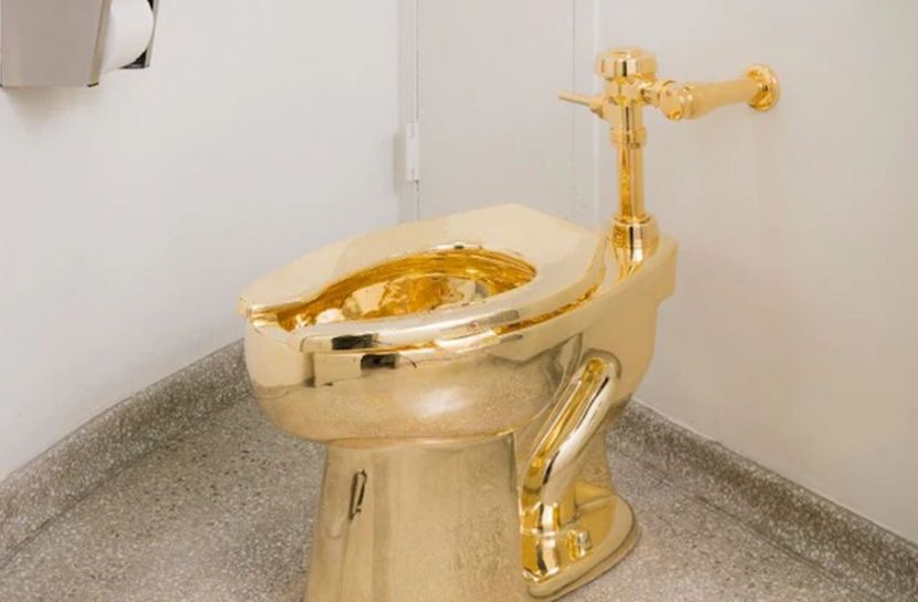 রেকর্ড দামে বিক্রি হলো সোনার টয়লেট ‘আমেরিকা’