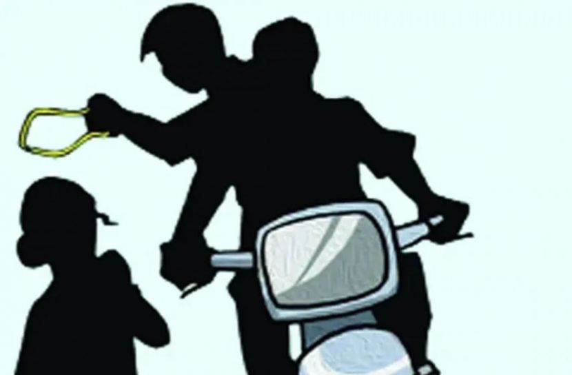 নারীর ‘ঘুষি’ খেয়ে অস্ত্র ফেলে পালালো ৩ ছিনতাইকারী