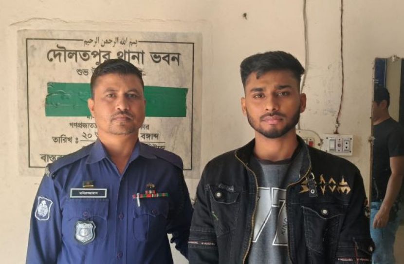 মোটর সাইকেল কিনে না দেওয়ায় নিজ বাড়িতে বোমা হামলা, যুবক আটক