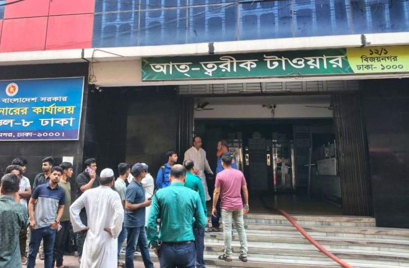 সেগুনবাগিচায় বহুতল ভবনে আগুন