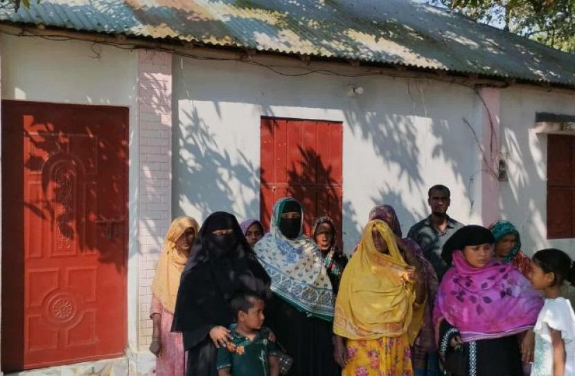 দৌলতপুরে গৃহবধূকে অস্ত্রের মুখে জিম্মি করে সাড়ে চার লাখ টাকা লুট