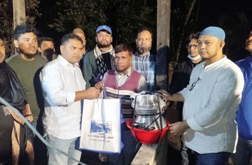 নবাবপুরে অগ্নিকাণ্ডে ক্ষতিগ্রস্ত পরিবারের পাশে মিন্টু ও জহির চেয়ারম্যান