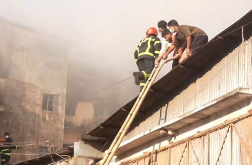 চট্টগ্রামে কম্বলের গোডাউনে আগুন, নিয়ন্ত্রণে ৭ ইউনিট