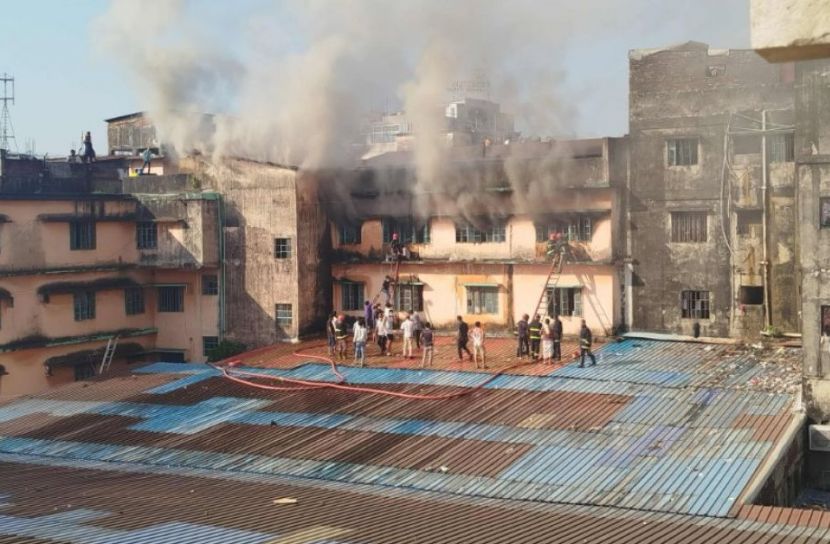চট্টগ্রামে বহুতল ভবনের কম্বলের গুদামে আগুন