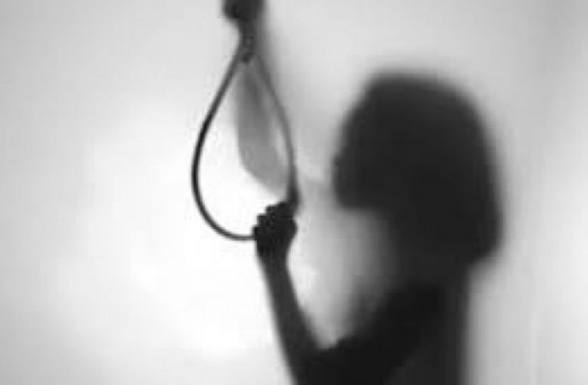 নকলে ধরা খেয়ে বিদ্যালয়ের শৌচাগারে স্কুলছাত্রীর আত্মহত্যা