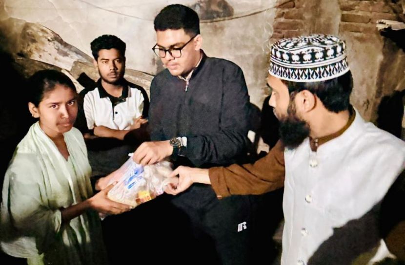 করাইল বস্তিতে অগ্নিকাণ্ড: ক্ষতিগ্রস্তদের পাশে আদনান সাহিল