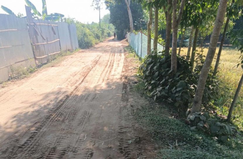 বালুভর্তি ট্রাকের রাজত্বে ধুলায় অতিষ্ঠ কমলগঞ্জবাসী