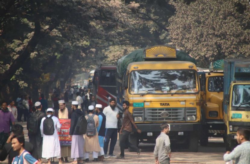 সড়ক সংস্কারের দাবিতে ইবি বৈষম্যবিরোধী’র কুষ্টিয়া–ঝিনাইদহ সড়ক অবরোধ