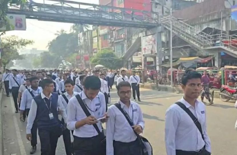 ‘ঢাকা সেন্ট্রাল ইউনিভার্সিটি’ খসড়া অধ্যাদেশ বাতিলের দাবিতে সায়েন্সল্যাব অবরোধ শিক্ষার্থীদের