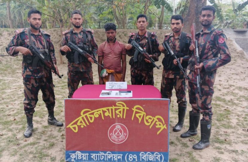 কুষ্টিয়ার দৌলতপুর সীমান্তে অস্ত্র–গুলিসহ যুবক আটক