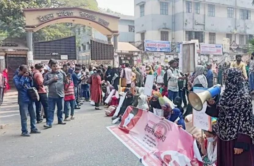 ইডেন কলেজ শিক্ষার্থীদের ৫ দফা দাবিতে সড়ক অবরোধ