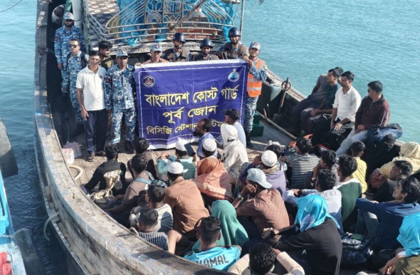 টেকনাফ কোস্ট গার্ডের সহযোগিতা প্রাণ বাঁচলো ৪৫ জেলের