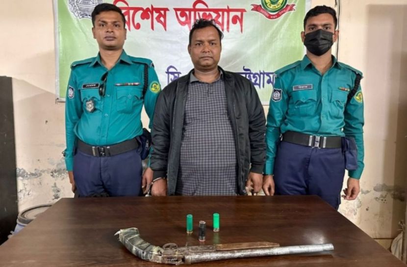 চট্টগ্রামে দেশীয় এলজিসহ আটক ১