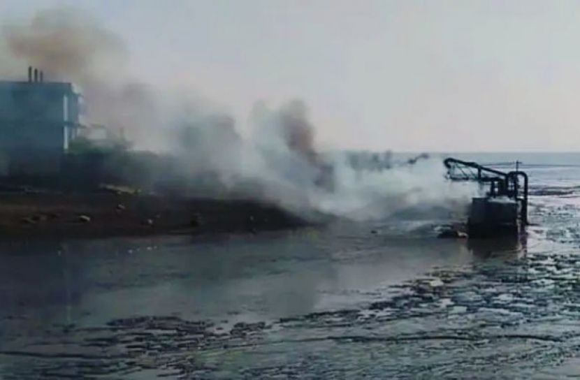 সীতাকুণ্ডে অবৈধ বালু উত্তোলনকারী চক্রের ড্রেজার–বাল্কহেডে আগুন