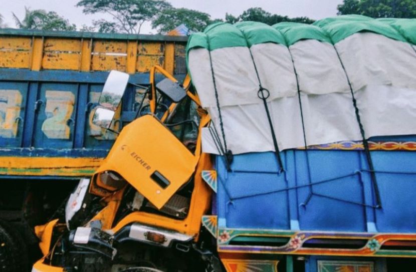 সীতাকুণ্ডে দাঁড়িয়ে থাকা লরিতে ট্রাকের ধাক্কা, চালকের মৃত্যু