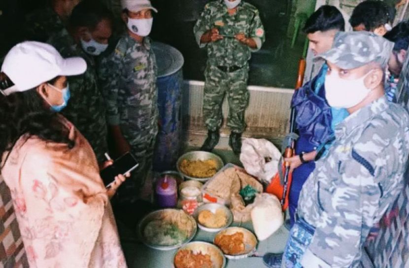 ভ্রাম্যমান আদালত পরিচালনা করা হচ্ছে। ছবি: চসিকের সৌজন্যে