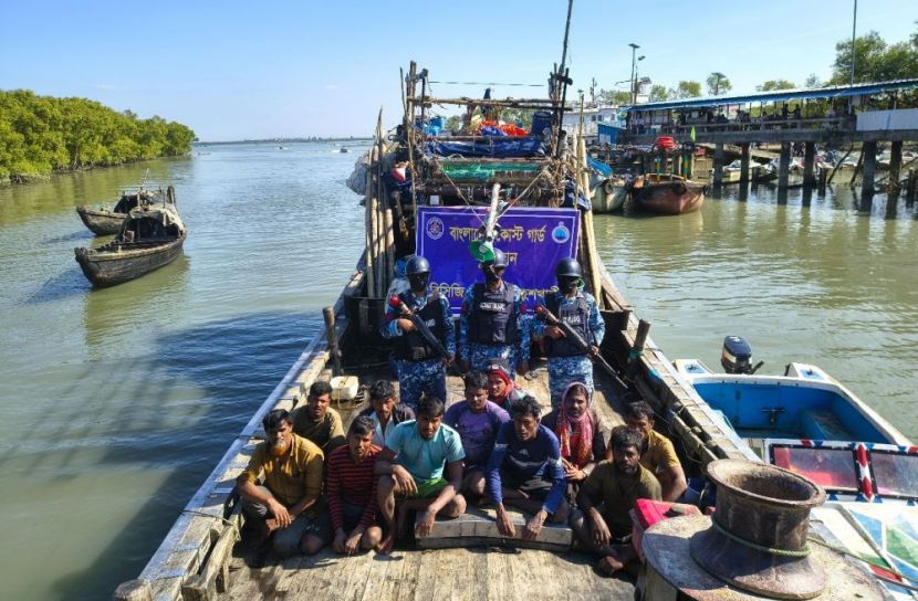 কক্সবাজারে ডাকাতের কবলে পড়া ১১ জেলে উদ্ধার