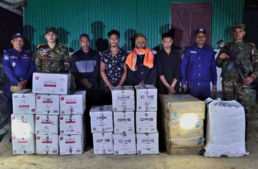 রাজস্থলীতে বিদেশি সিগারেট পাচারকালে ইউপি সদস্যসহ আটক ৪ জন