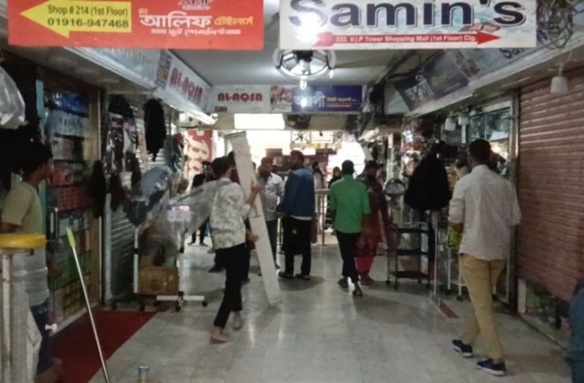 ম্যাজিস্ট্রেট আসার খবরে দোকান বন্ধ করে পালাল কসমেটিকস ব্যবসায়ীরা