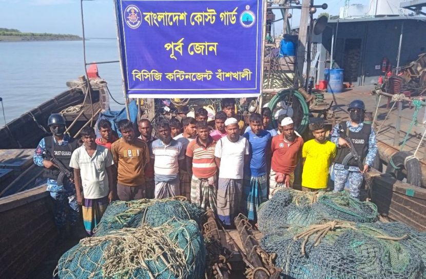 বাঁশখালীতে অবৈধ ট্রলিং বোটসহ ১৮ জেলে আটক