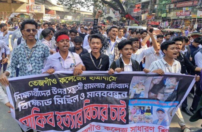 অবরোধের পর ফার্মগেট সড়ক ছাড়লেন শিক্ষার্থীরা,যান চলাচল শুরু