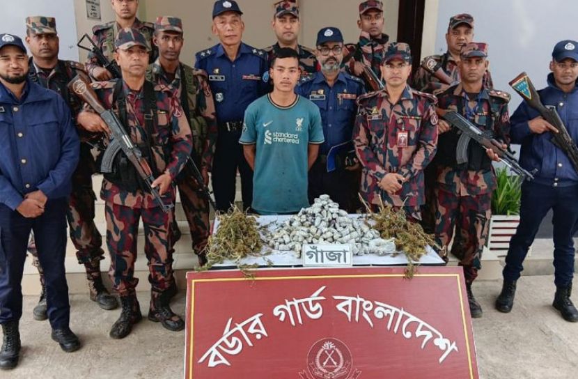 গাঁজাসহ আটক থনরুই ম্রো। ছবি: প্রতিনিধি