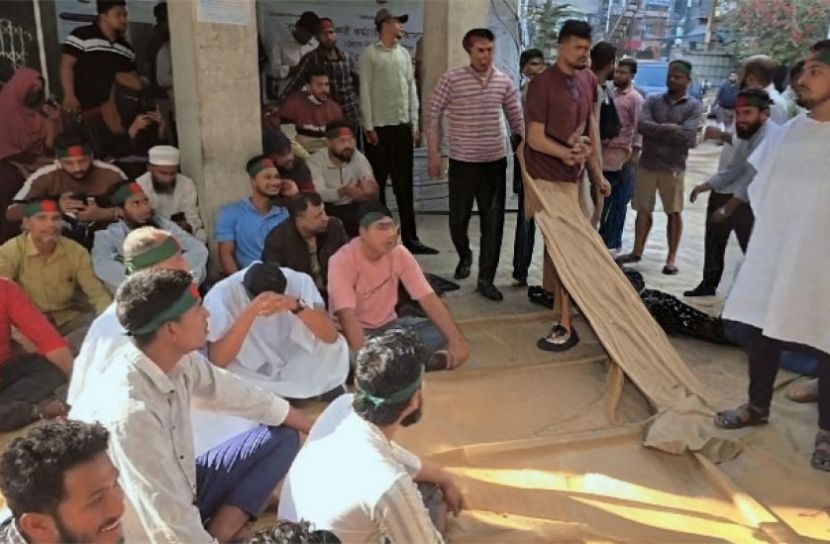 কাফনের কাপড় পরে চট্টগ্রাম ওয়াসায় অস্থায়ী কর্মীদের বিক্ষোভ