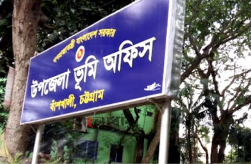 বাঁশখালীতে টপসয়েল রক্ষায় মোবাইল কোর্ট অভিযান, জরিমানা আদায়