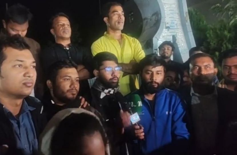 বিক্ষোভ শেষে বক্তব্য রাখছেন চবি ছাত্রদলের নেতারা