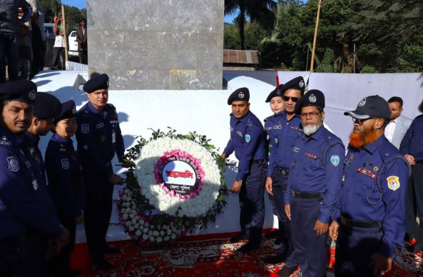বান্দরবানে বুদ্ধিজীবী দিবসে জেলা পুলিশের শ্রদ্ধা