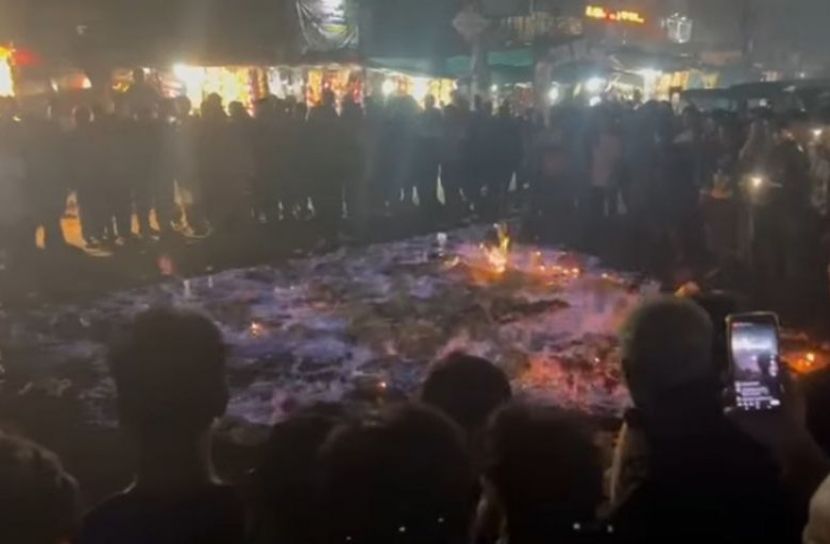 সাতকানিয়ায় মদ ভর্তি ট্রাকে আগুন দিল জনতা