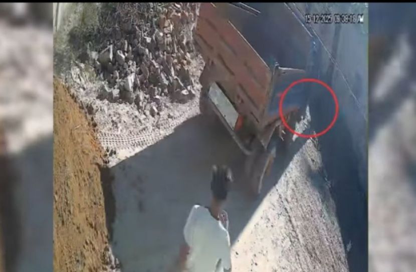 মহেশখালীতে বালি বোঝাই ডাম্প ট্রাকের চাপায় শিশু নিহত