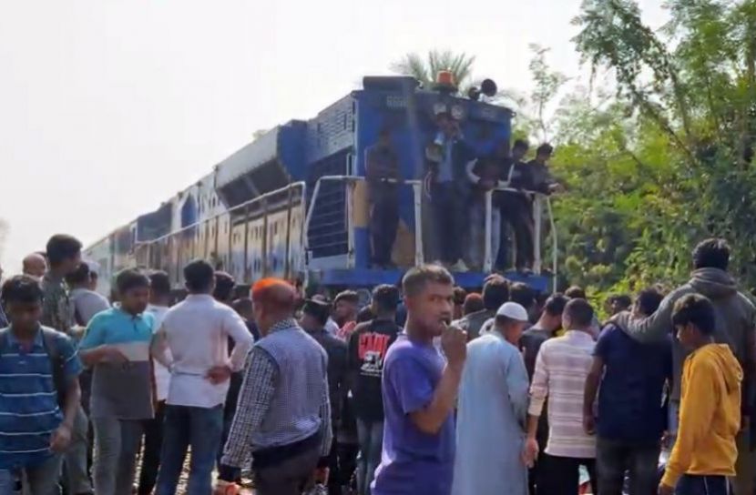 কুষ্টিয়ার মিরপুরে ট্রেন ও যাত্রীদের আটকিয়ে মানববন্ধন