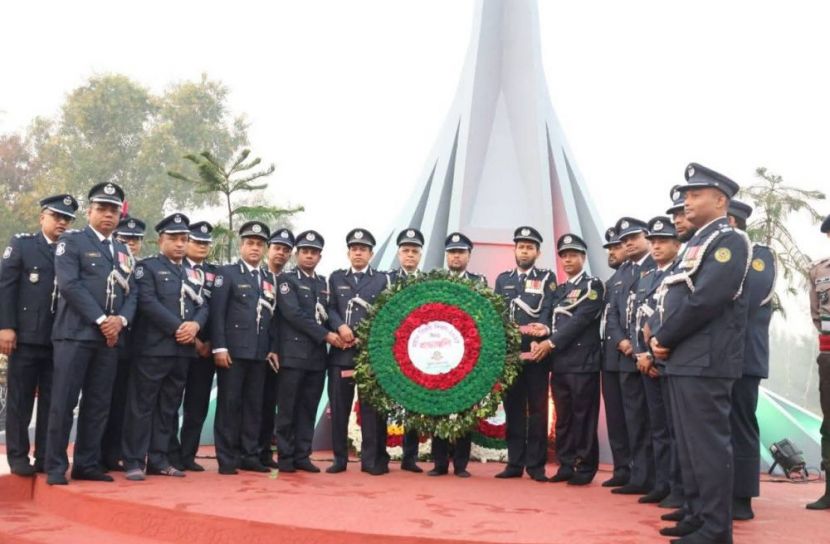 মহান বিজয় দিবসে মুক্তিযুদ্ধ স্মৃতিস্তম্ভ ও শহিদ মিনারে সিএমপির শ্রদ্ধা