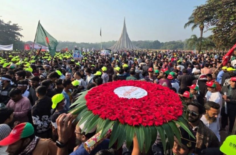 ভোরের আলোতেই জাতীয় স্মৃতিসৌধে জনসমাগম, বীর শহীদদের প্রতি শ্রদ্ধা