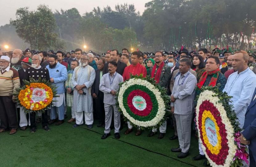চট্টগ্রামে বিজয় দিবসে বীর শহীদদের প্রতি সর্বস্তরের মানুষের শ্রদ্ধা